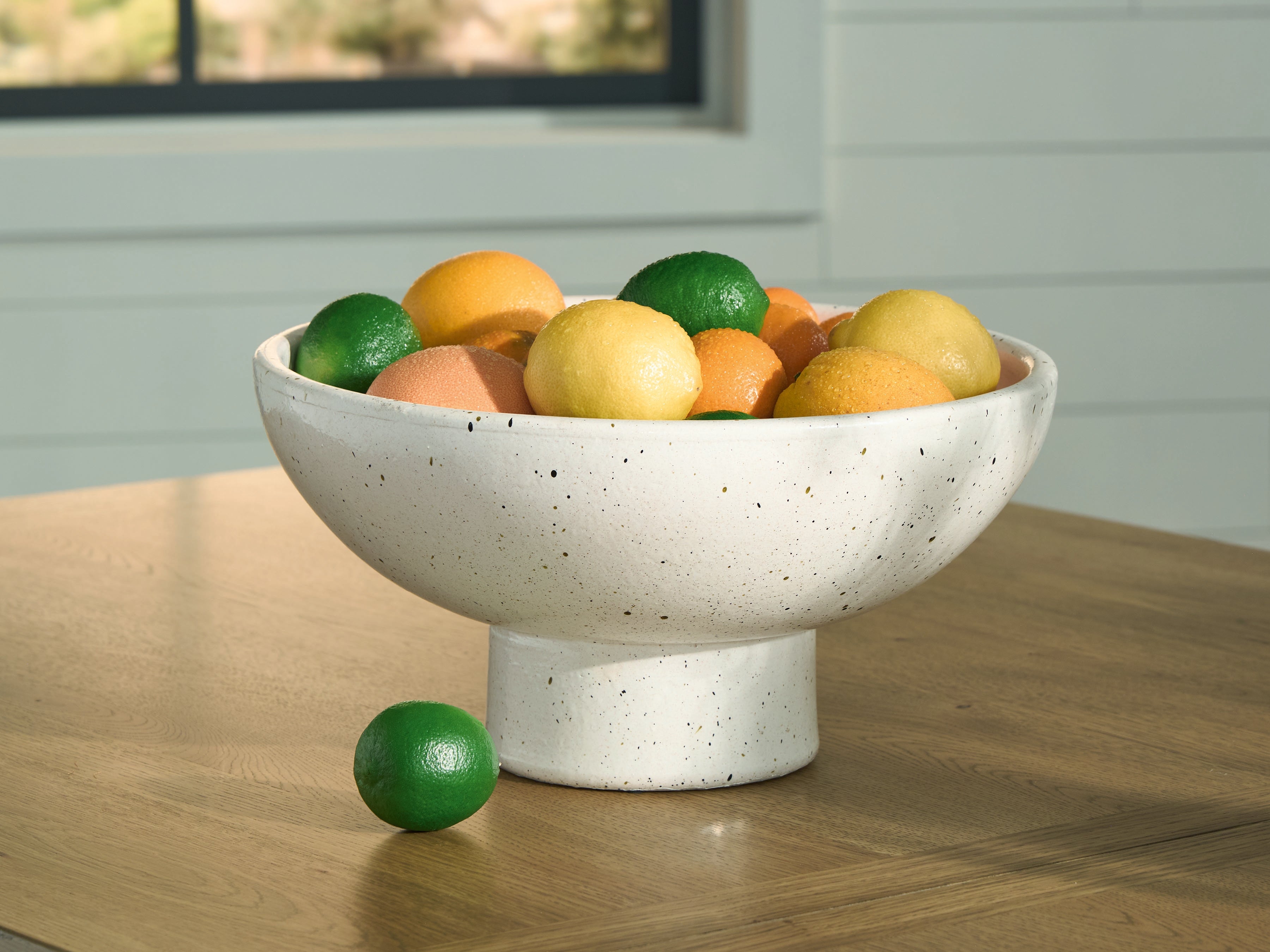 Fine Furniture & Decor - Ashley Furniture - Dallinworth Bowl - Bowl / White/Black - A2000833