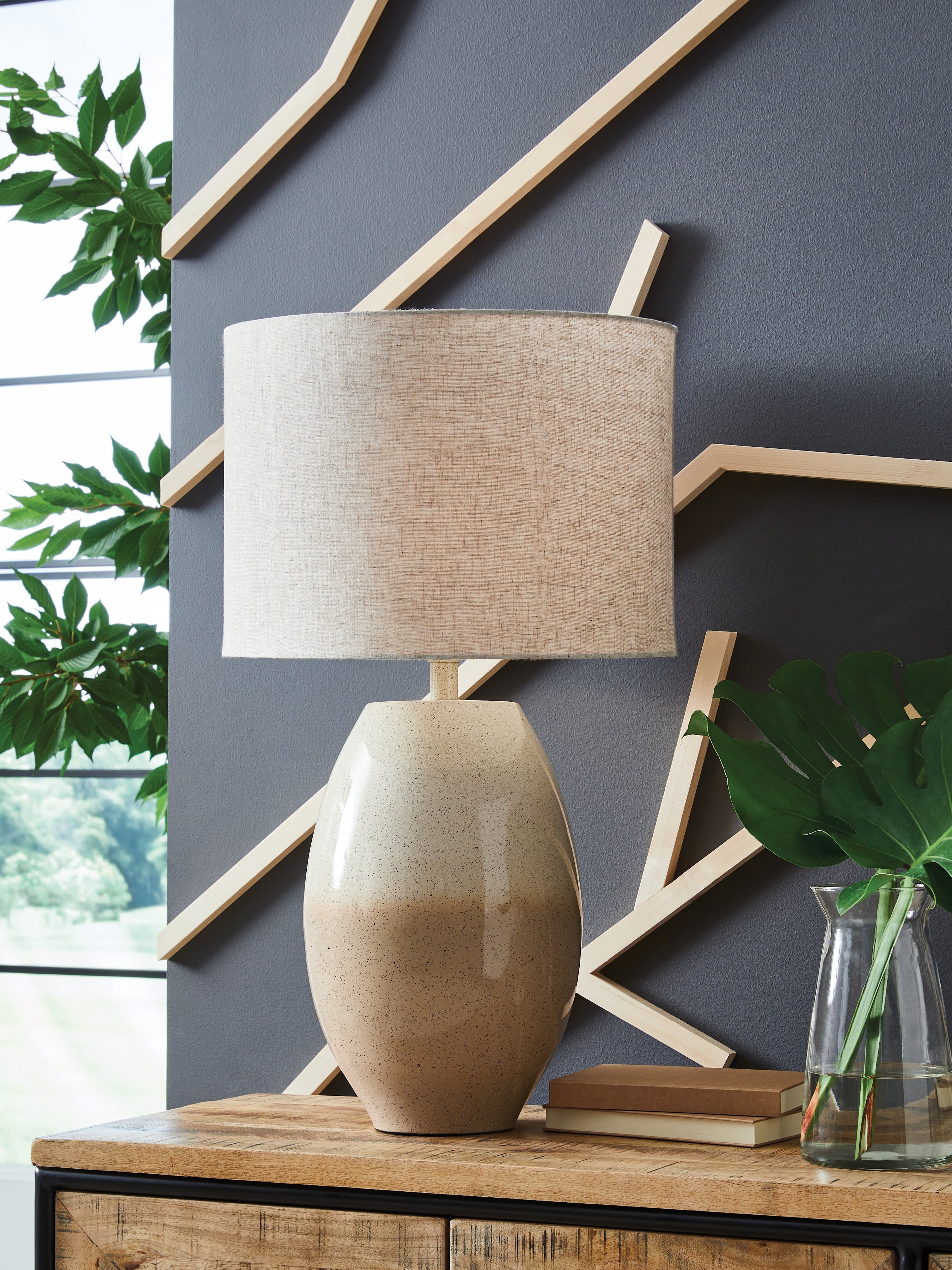 Fine Furniture & Decor - Ashley Furniture - Linas Lighting - Metal Table Lamp (1/CN) / Cream/Beige - L207594