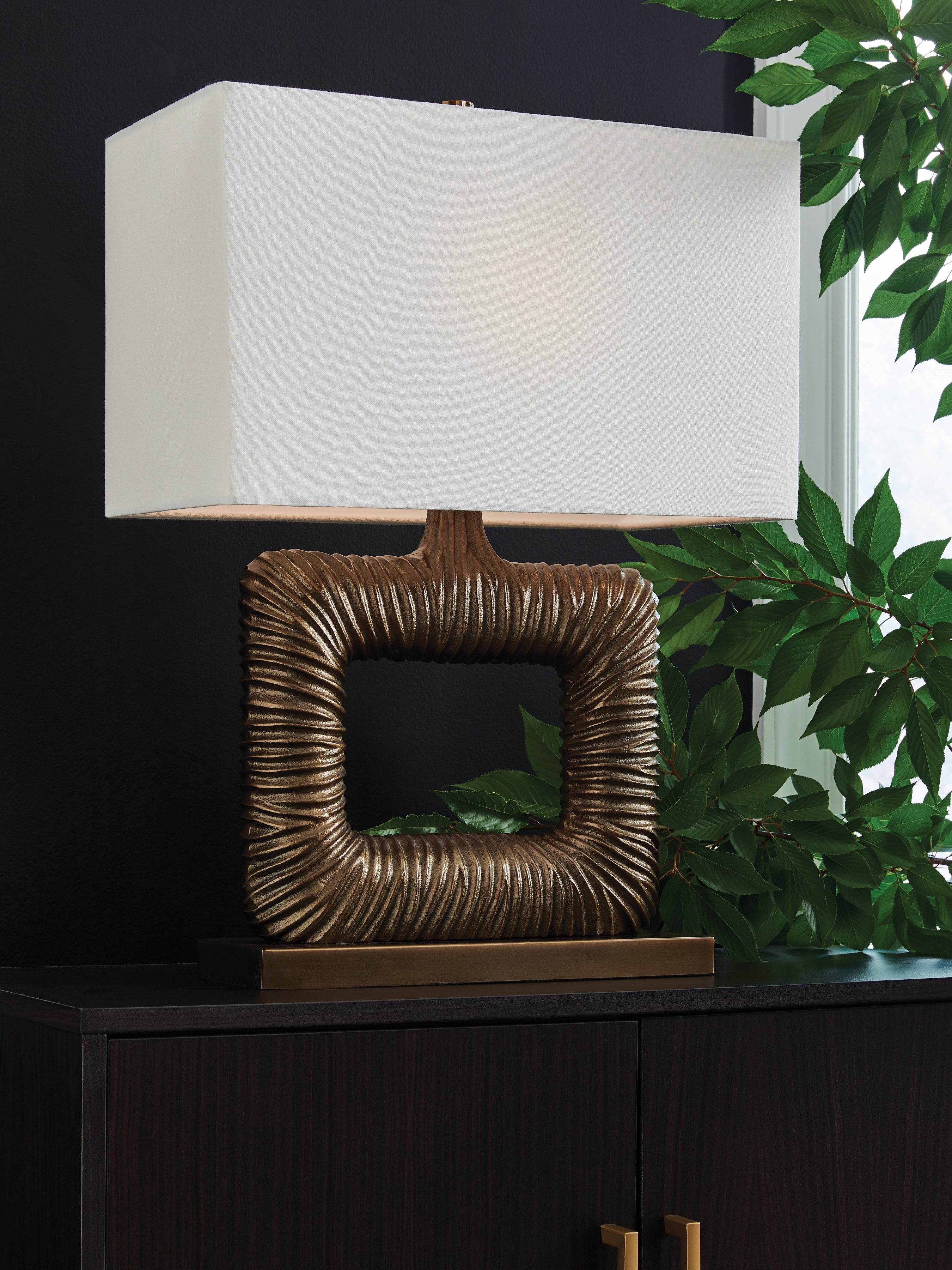 Fine Furniture & Decor - Ashley Furniture - Garronby Lighting - Metal Table Lamp (1/CN) / Antique Brass Finish - L207604