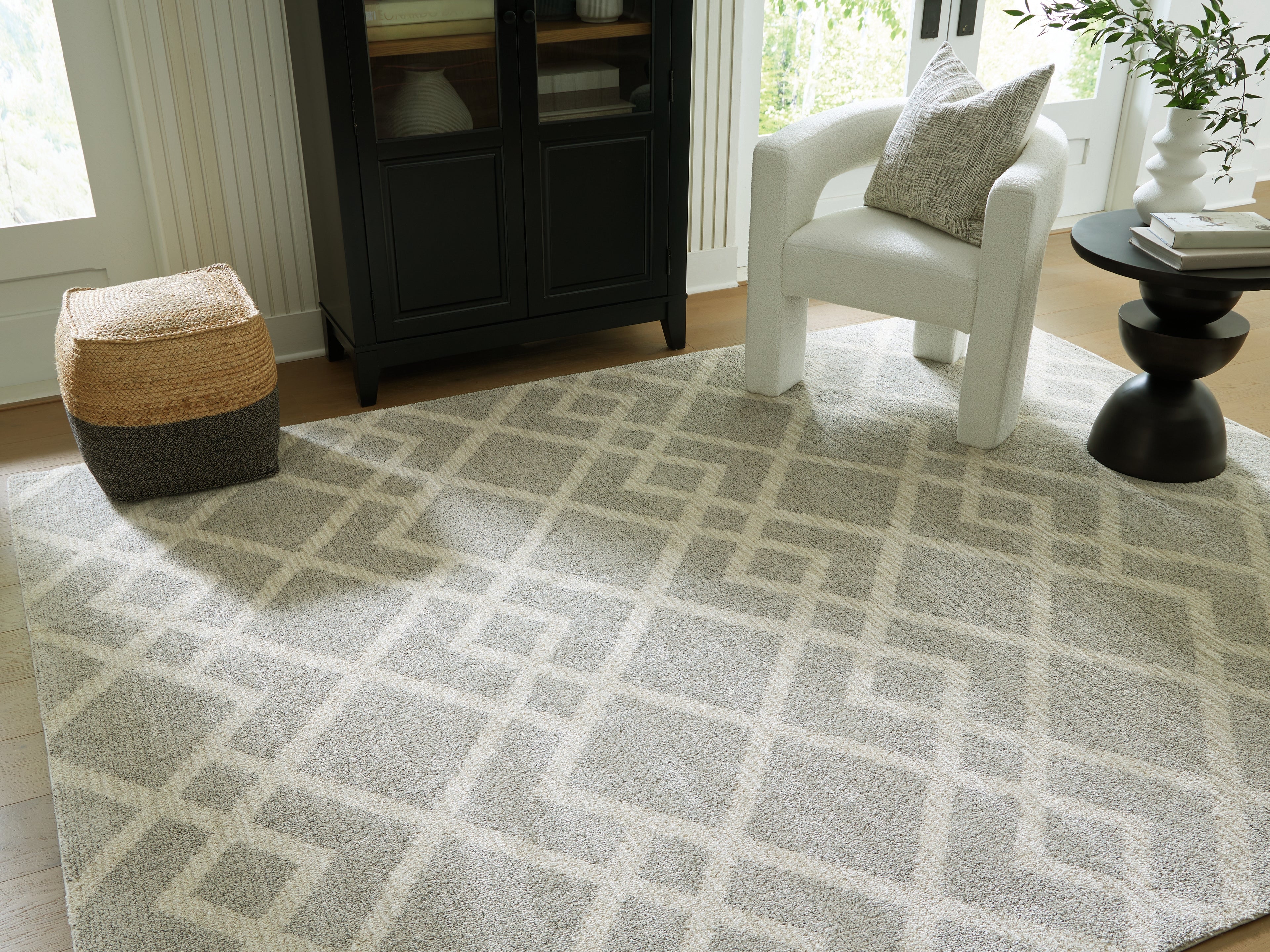 Fine Furniture & Decor - Ashley Furniture - Unawick Rug - Large Rug / Gray/Ivory - R407331