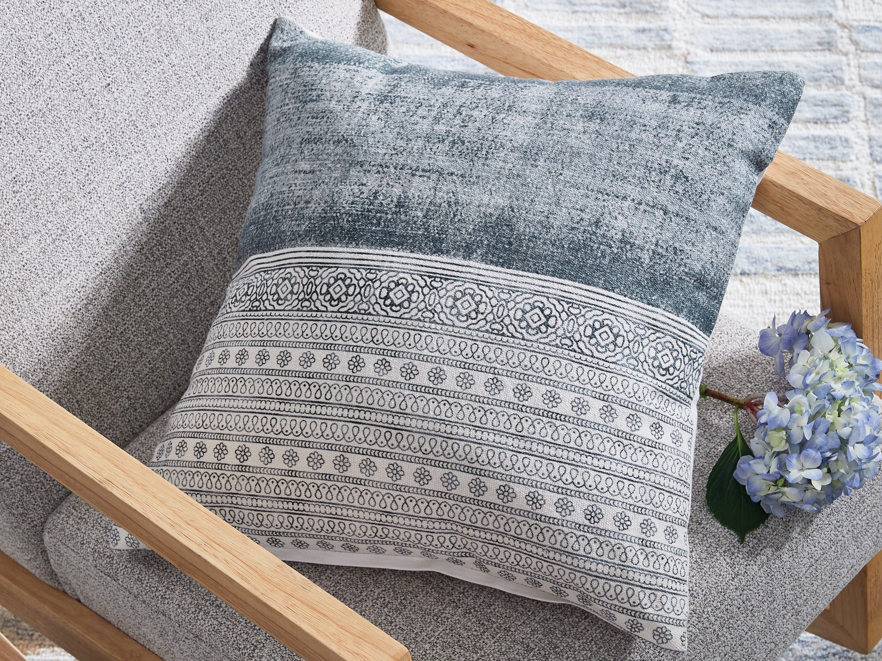 Fine Furniture & Decor - Ashley Furniture - Harperville Pillows - Pillow (4/CS) / Blue/White - A1001127
