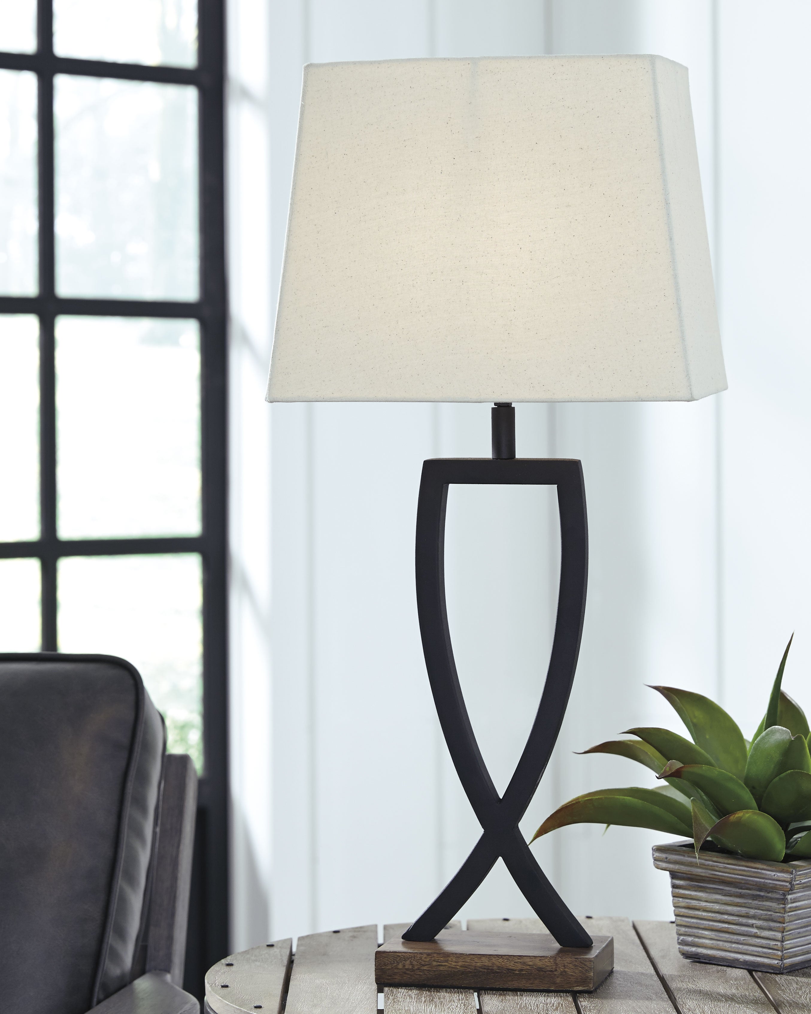 Fine Furniture & Decor - Ashley Furniture - Makara Lighting - Metal Table Lamp (Set of 2) / Black/Brown - L204174