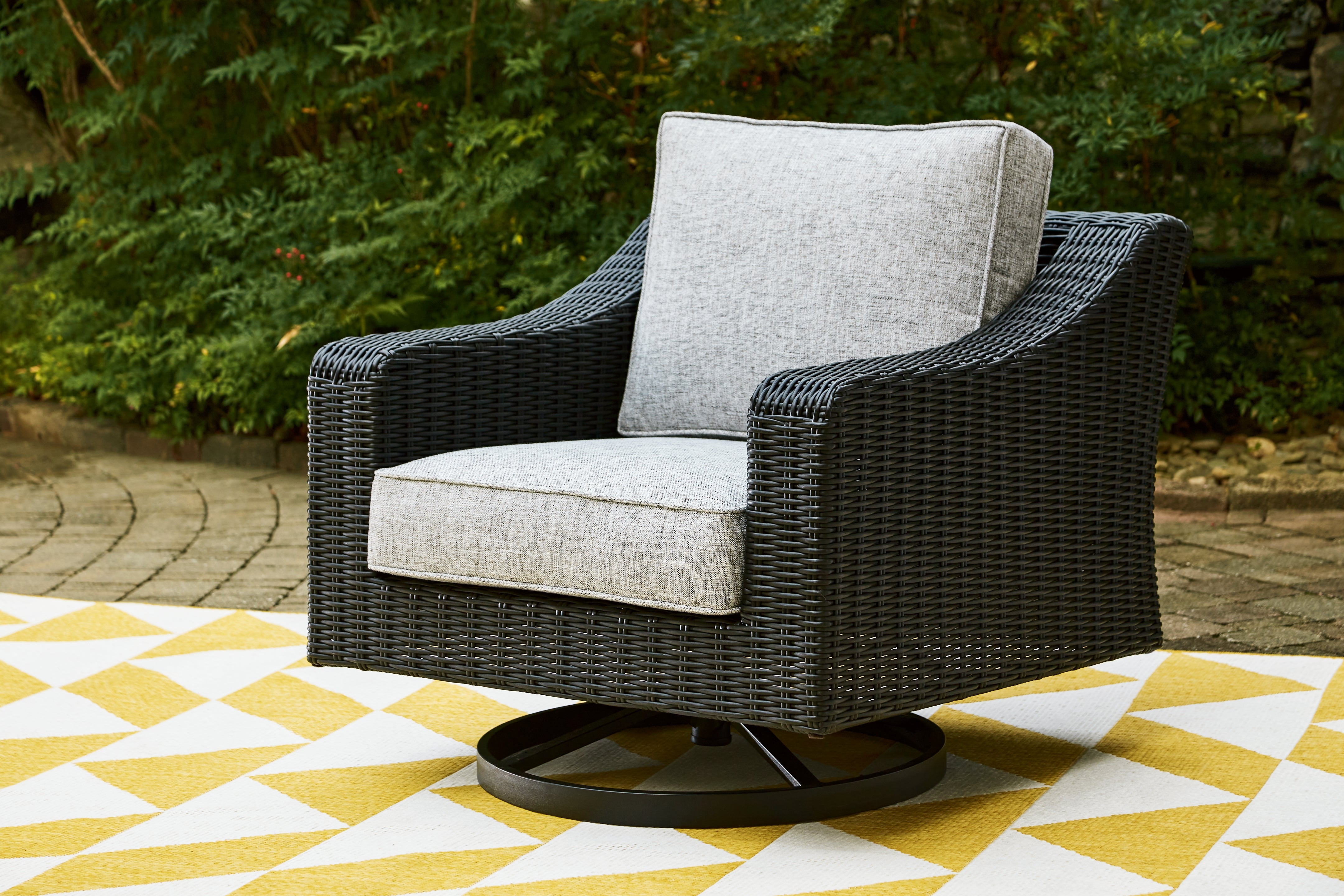 Fine Furniture & Decor - Ashley Furniture - Beachcroft Outdoor - Swivel Lounge Chair (1/CN) / Black/Light Gray - P792-821